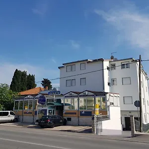 Varnica Casa de hóspedes Kaštel Lukšić
